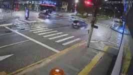 Momento em que o motorista atinge outro veículo após avançar o sinal vermelho.