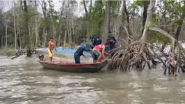 Momento em que pescadores e polícia militar chegam ao submarino.