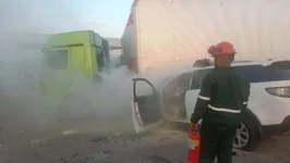 Acidente entre caminhão e carro deixou uma pessoa ferida.