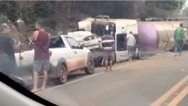 Imagens feitas por um motorista que passava pelo local, mostra os veículos destruídos na estrada e pessoas tentando socorrer as vítimas.