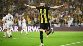 Karim Benzema comemora o terceiro gol do Al-Ittihad na vitória sobre o Auckland City na estreia do Mundial de Clubes.