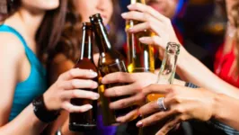 O consumo de bebidas alcoólicas aumenta durante o carnaval.