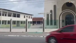 Fachada da igreja ficou destruída.