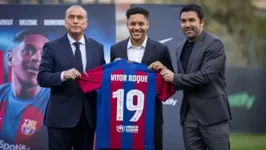 Ao lado do vice-presidente esportivo do Barcelona, Rafa Yuste, e do luso-brasileiro Deco, diretor de futebol, Vitor Roque foi apresentado no CT Joan Gamper.