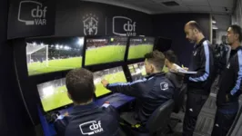 Equipe de árbitros parenses do VAR passou por treinamento na CBF.