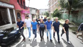 A vice-governadora Hana Ghassan (no centro) visitando o bairro do Guamá.