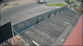 Um do envolvidos jogou o carro em cima da bicicleta de outro rapaz