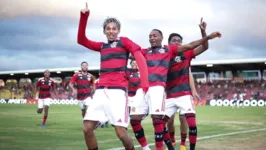 Elenco sub-20 do Flamengo na vitória contra o São José-RS na Copinha 2024.