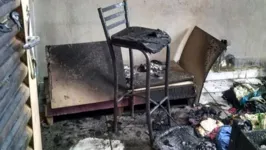 O incêndio destruiu cama, guarda-roupa, itens pessoais do morador e o banheiro
