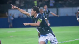 Camilo aponta na direção do técnico Ricardo Catalá, logo após marcar o primeiro gol azulino na vitória sobre o Águia de Marabá.