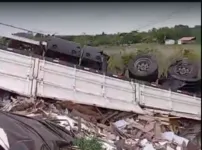 Caminhão ficou de rodas para cima com o impacto da batida