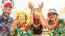 Pessoas curtindo o feriado de carnaval