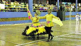 Desfile na Aldeia Cabana chamou a atenção do público, apesar da chuva que não deu trégua