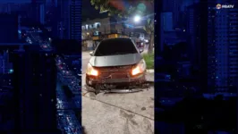 O carro ficou destruído na parte da frente.