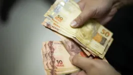O novo salário mínimo nacional – de R$ 1.412, está em vigor desde segunda-feira (1)