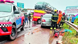 Um caminhão se chocou com um carro particular no KM 69 da rodovia