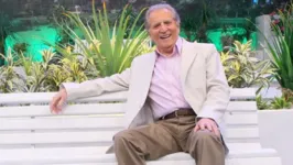Carlos Alberto de Nóbrega comanda o humorístico "A Praça é Nossa" no SBT