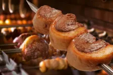 A picanha possui uma generosa capa de gordura, que contribui para deixar a carne mais saborosa e suculenta.