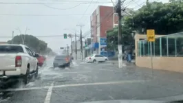 Temporal que caiu na tarde desta quinta-feira (11) logo provocou pontos de alagamento em vias da capital paraense