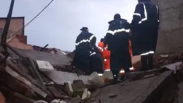 Moradores foram resgatadas após casa desabar em Fortaleza.