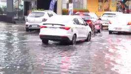Transtornos para motoristas e pedestres que estão nas proximidades começaram junto com a chuva