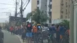 Entregadores protestaram em frente ao condomínio