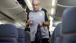 Tite durante o embarque do Flamengo para Manaus, onde estreia pelo Campeonato Carioca, nesta quarta-feira (17).