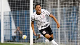 Arthur Souza foi o grande destaque do Corinthians na semifinal da Copinha ao marcar três gols.