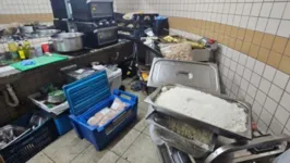 O espaço conhecido como Lounge Sapucaí teve seu buffet interditado por fazer e armazenar alimentos dentro de um banheiro.