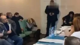 A ação do deputado ucraniano foi flagrada por câmeras de segurança do local.