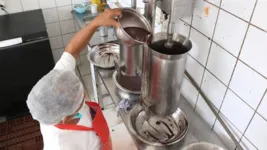 Vendedores explicam que os produtores de açaí reajustaram o preço e que tentam segurar o aumento ao consumidor o quanto for possível.