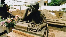 Estátua do dramaturgo Nelson Rodrigues que foi furtada no cemitério São João Batista, no Rio de Janeiro
