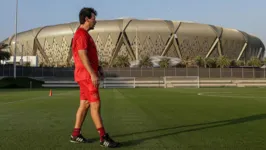 Fernando Diniz com o estádio King Abdullah, palco da final do Mundial de Clubes, ao fundo.