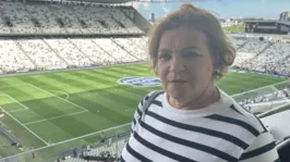 Ana, sogra do treinador português António Oliveira, na Neo Química Arena antes do jogo do Corinthians contra a Portuguesa, pelo Paulistão 2024