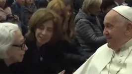 Fernanda Montenegro ao lado da filha recebe benção do Papa, no Vaticano.