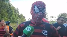 Homem-Aranha ficou pistola após desembarque da delegação do Flamengo em Manaus.