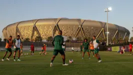 Jogadores do Fluminense treinam na Arábia Saudita em preparação para estreia no Mundial de Clubes.