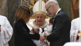Papa Francisco durante batizado divulgado pelo Vaticano no último domingo (7).