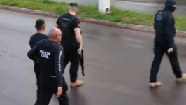 Suspeito de praticar estelionatos usando foto de delegado-geral da Polícia Civil do Pará foi levado por policiais após ser localizado em Santana, cidade vizinha à capital do Amapá, Macapá