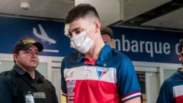 O zagueiro argentino Gonzalo Escobar foi o jogador mais atingido pelo ataque da torcida do Sport ao ônibus do Fortaleza.