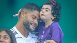 Com a pequena Mariazinha no colo, Hulk não segurou a emoção antes do clássico contra o América-MG.