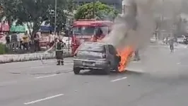 Veículo que pegou fogo em plena Arterial 18 era de uma família que o usava para vender e entregar produtos derivados do leite