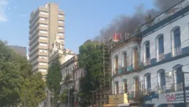 Familias perderam tudo com incêndio em um casarão.