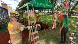 Dez pessoas caíram dentro de uma cova durante um enterro. Algumas precisaram de atendimento médico.