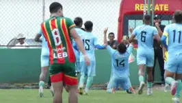 Juninho, camisa 14, comemora o primeiro gol da goleado do Paysandu sobre a seleção de Barcarena.