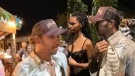 Lewis Hamilton e a modelo Juliana Nalu passarão a virada do ano na Bahia.