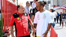 Frédéric Vasseur, diretor esportivo da Ferrari, ao lado de Lewis Hamilton.