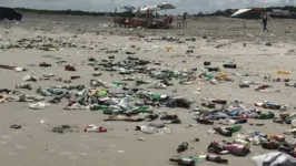 Poluição provocada pelo descarte de garrafas de vidro "long neck" em praias é alvo de nova lei aprovada no Pará
