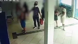 Um bandido se passa por cliente e outro sai com uma bolsa. Terceiro aguardava fora