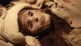 Múmia feminina do Tarim com acessório na cabeça.